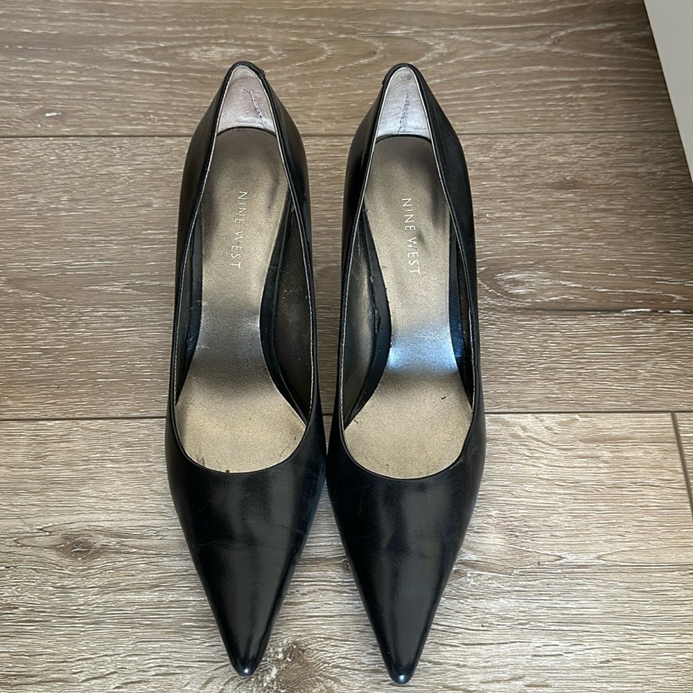 Nine West black leather pump size 8